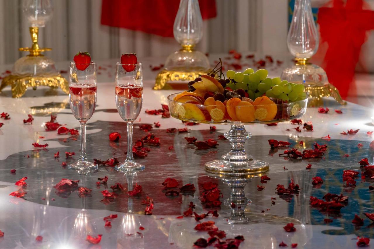 The Craton Hotel Sisli Istanboel Buitenkant foto A table decorated for Christmas